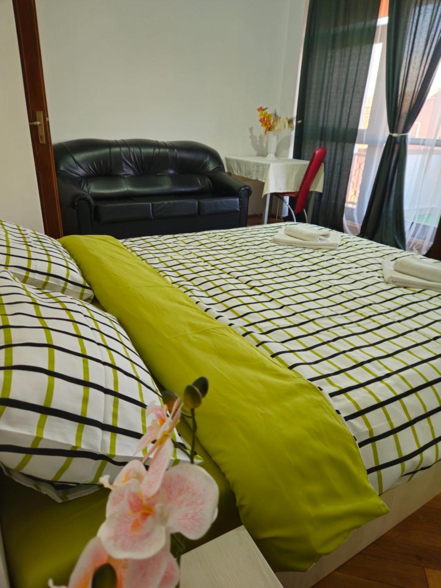 Apartment Zarnesti City Centre Vmp Free Parking Exteriör bild
